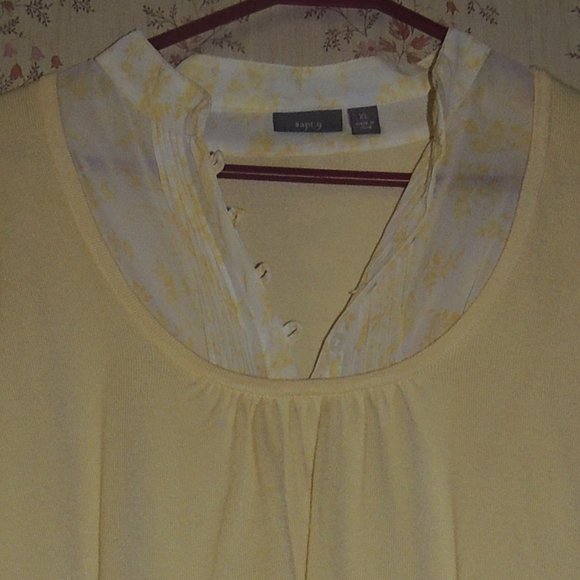 lite yellow v neck top with buttons xL - Picture 4 of 4